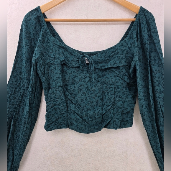 Hollister Green Floral Ruched Cropped Babydoll Top Women's Size Medium - Picture 3 of 9